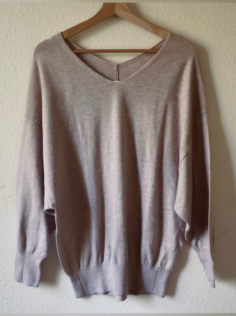 GU by UNIQLO V-Neck Minimalist Soft & Cozy Top in Beige (Size M)